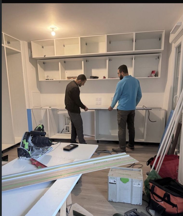 Montage des meubles de cuisine par l'équipe