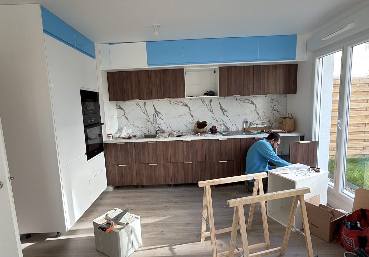 Pose des caissons et du plan de travail sur un chantier