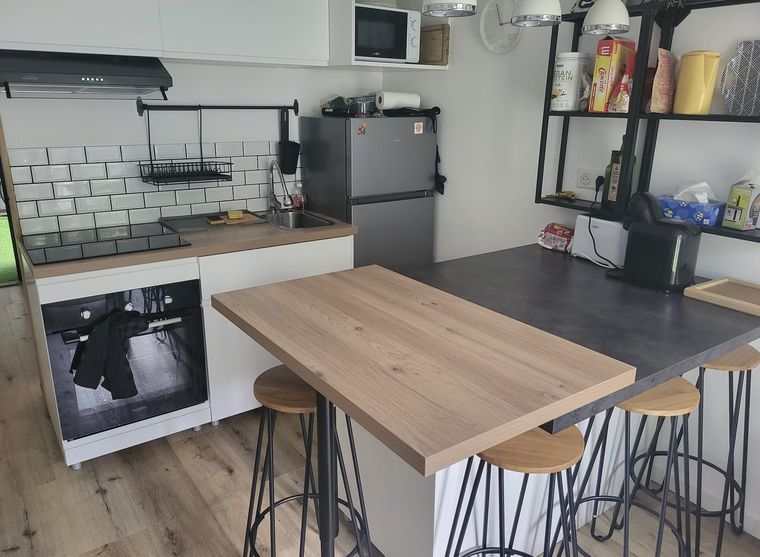 Cuisine blanche avec plan bois et coin bar