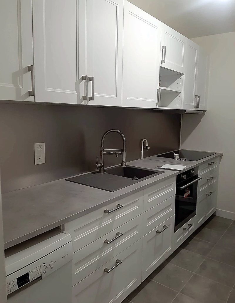 Cuisine blanche à moulures, plan effet béton