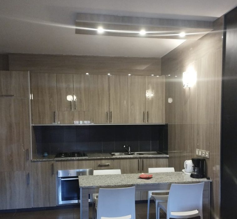 Cuisine bois avec faux plafond et spots LED