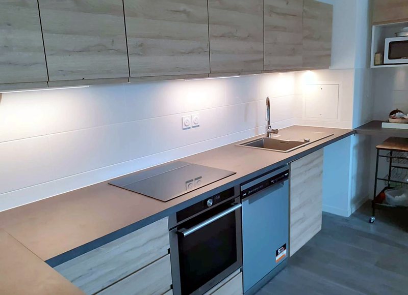 Cuisine façades bois, plan anthracite, LED sous meubles