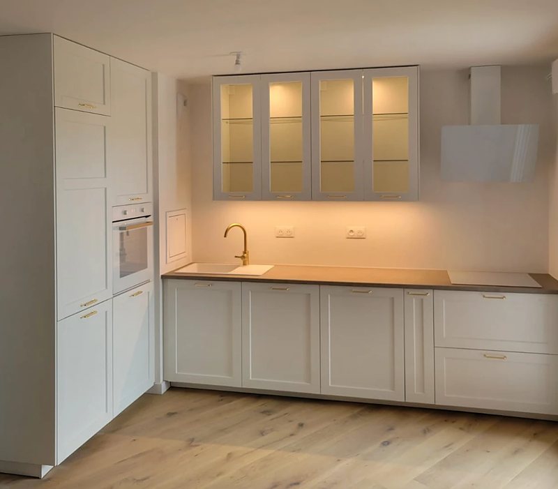 Cuisine crème style shaker, vitrines éclairées et poignées dorées
