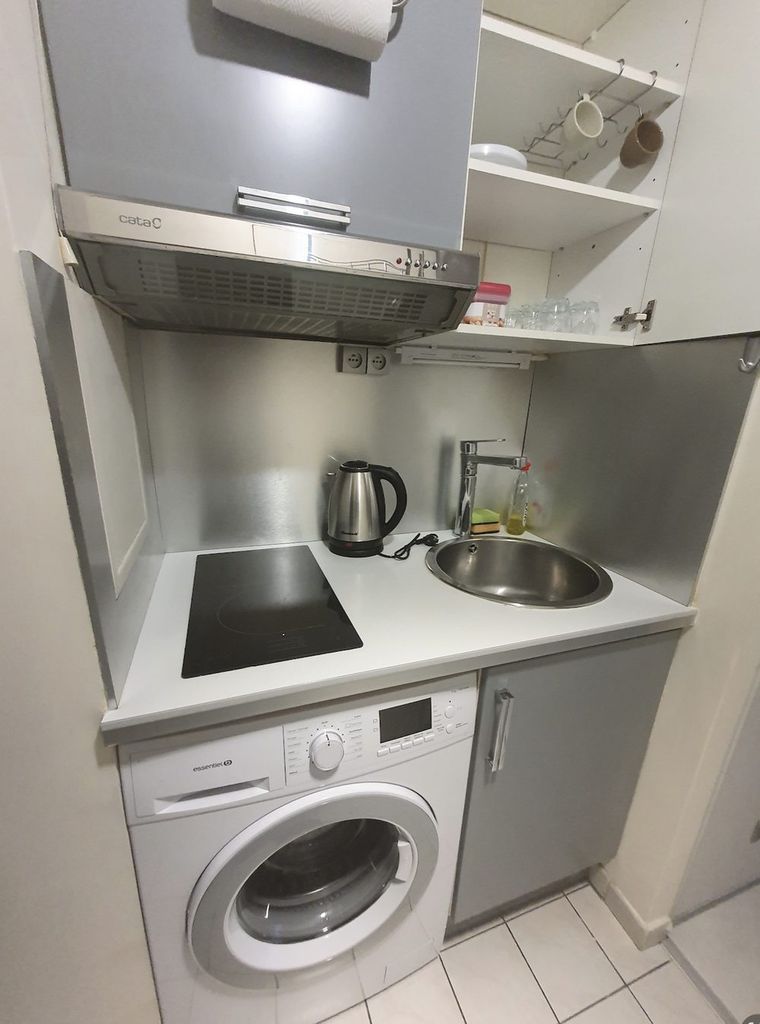 Kitchenette optimisée dans un petit espace